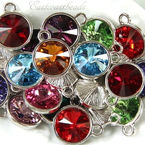 Puede incluir: Surtido de cuentas de cristal de colores con lazos de metal plateados. Las cuentas son redondas y tienen un dise&ntilde;o facetado. Los colores incluyen rojo, naranja, amarillo, verde, azul, morado y rosa.