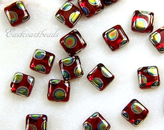 Preciosa Fliesenperlen, Flaches Quadrat 6 x 6 mm, Pfau Fliesenperlen, Rot, Muster Auf beiden Seiten, Akzentperlen, Tschechische Pressglasperlen, 20 Stück
