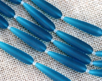 Lange Teardrop Glasperlen, 38 x 9 mm., Teal Blau, gefrostetes mattes Seeglas-Finish, 5 Stück