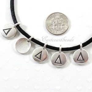 Dijes de letras griegas, símbolos DELTA, TierraCast, accesorios de joyería, dijes, gotas, peltre antiguo bañado en plata sin plomo