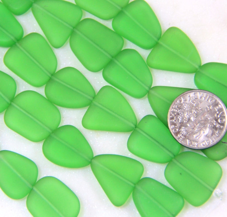 Free Form Flat Beads Ranking TOP3 Small Max 87% OFF Size Frost Shamrock 13-16mm Green