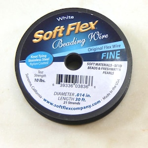 Op de afbeelding: Witte Soft Flex kralen draad, Original Flex Wire Fine, Zachte materialen - Zaad kralen & zoetwater parels, Diameter 0,014 inch, Lengte 30 voet, 21 strengen, 6 39336 03836 6, Sonoma, Californië www.softflexcompany.com Gemaakt in de VS