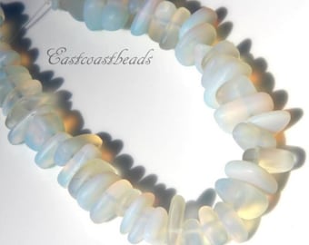 Småstenspärlor, månstensopal, ca 12 x 9 x 3 mm., odlat strandglas, borrat, 22 stycken