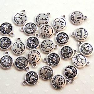TierraCast Sternzeichen Charms, doppelseitige Charms, Sternzeichen Symbol Charms, wählen Sie Ihr Zeichen, fein versilbertes bleifreies Zinn, 1 Stück