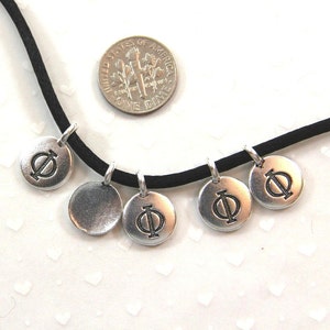 Encantos de letras griegas TierraCast, encantos PHI, gotas PHI, hallazgos de joyería, peltre sin plomo chapado en plata antigua