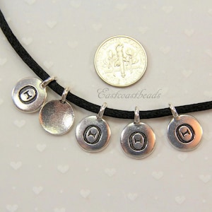 Encantos de letras griegas, símbolos THETA, gotas TierraCast, hallazgos de joyería, peltre sin plomo chapado en plata antigua,