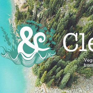 Pu&ograve; includere: Coast & Clearing, un marchio di bagno e cura della pelle vegano di Portland, Oregon. Il logo presenta un'onda stilizzata e una ampersand.