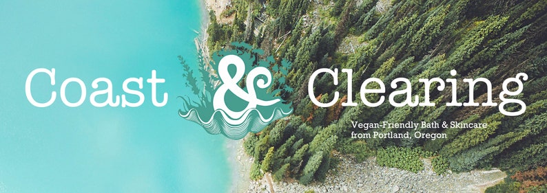 Pu&ograve; includere: Coast & Clearing, un marchio di bagno e cura della pelle vegano di Portland, Oregon. Il logo presenta un'onda stilizzata e una ampersand.