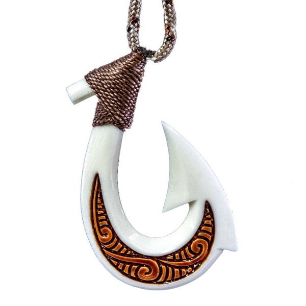 Collier hameçon hawaïen en os sculpté à la main avec Scrimshaw