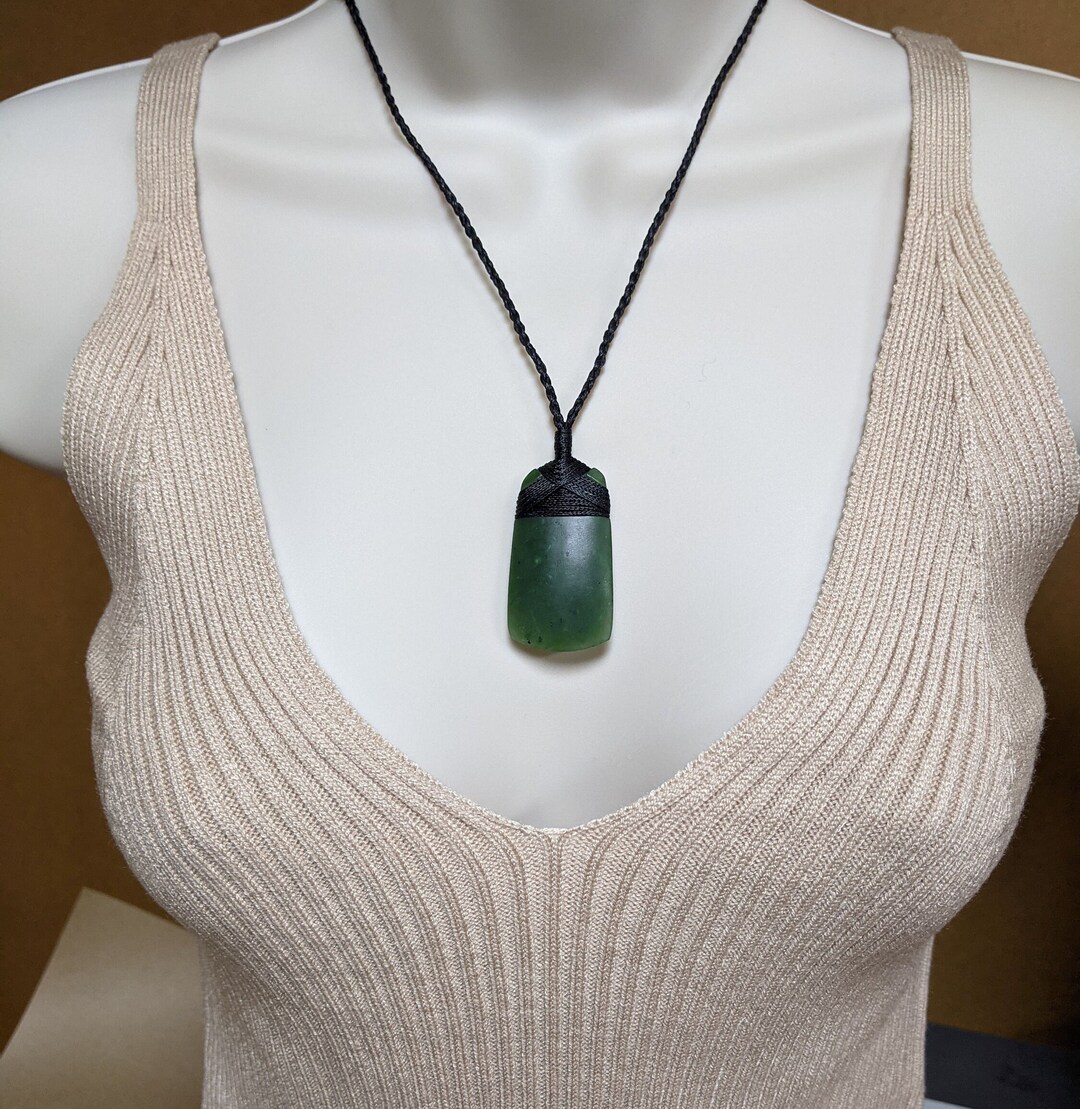 Collier Pendentif Maori En Jade Néphrite Verte Sculptée - Marque 81stgeneration - Longueur 84 Cm - Neuf Avec étiquettes