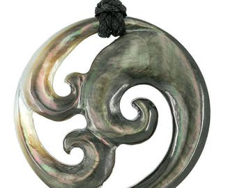 Collier en nacre et nacre triple spirale paix et harmonie en nacre sculptée à la main (noir avec un peu de blanc)