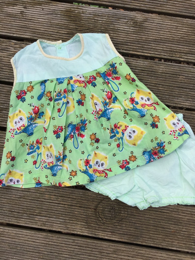 1970s retrovintage toddlerbaby set with kitten print Approx size 1.