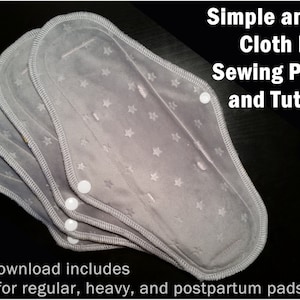 Puede incluir: Un montón de compresas de tela grises con un diseño de estrellas y broches blancos. Las compresas están hechas de material suave y tienen un borde cosido. La imagen incluye el texto "Simple and Easy Cloth Pad Sewing Pattern and Tutorial."