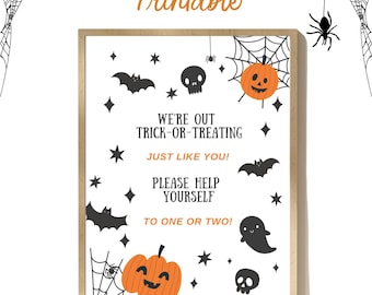 Könnte beinhalten: Druckbarer Halloween-Schild mit schwarzem Rahmen und weißem Hintergrund. Das Schild zeigt eine schwarze Spinne, Fledermäuse, Schädel und Kürbisse. Der Text lautet "We're out trick-or-treating just like you! Please help yourself to one or two!" 
