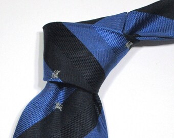 Vintage Burberry London Gestreifte Rittermuster Blaue Farbe Gewebte klassische Krawatte aus Seide