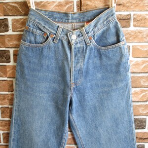 Calça jeans vintage Levi&#39;s 501 USA feminina, desbotada, azul, de algodão, tamanho 23x31,5, tamanho 1990