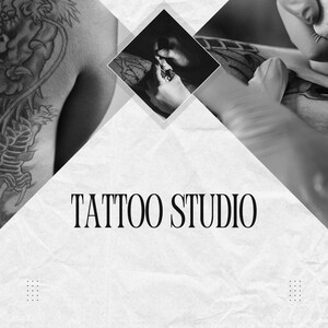 Op de afbeelding: Zwart-wit afbeelding met een tattoo studio thema. De afbeelding toont de rug van een persoon met een draaktattoo, een close-up van een tatoeëerder aan het werk en de woorden "TATTOO STUDIO" in een vetgedrukte lettertype.