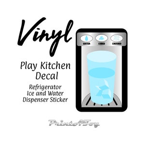 Puede incluir: Una calcomanía de vinilo en blanco y negro de un dispensador de hielo y agua de refrigerador. La calcomanía tiene un vaso con cubitos de hielo y agua. El dispensador tiene botones para agua, hielo en cubos y hielo picado. El texto "Vinyl Play Kitchen Decal Refrigerator Ice and Water Dispenser Sticker" está debajo de la imagen. El texto "PrintA Toy" está debajo del texto.
