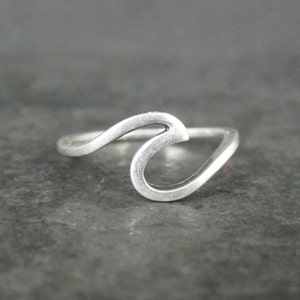 Dainty Sterling Wave Ring Size 6