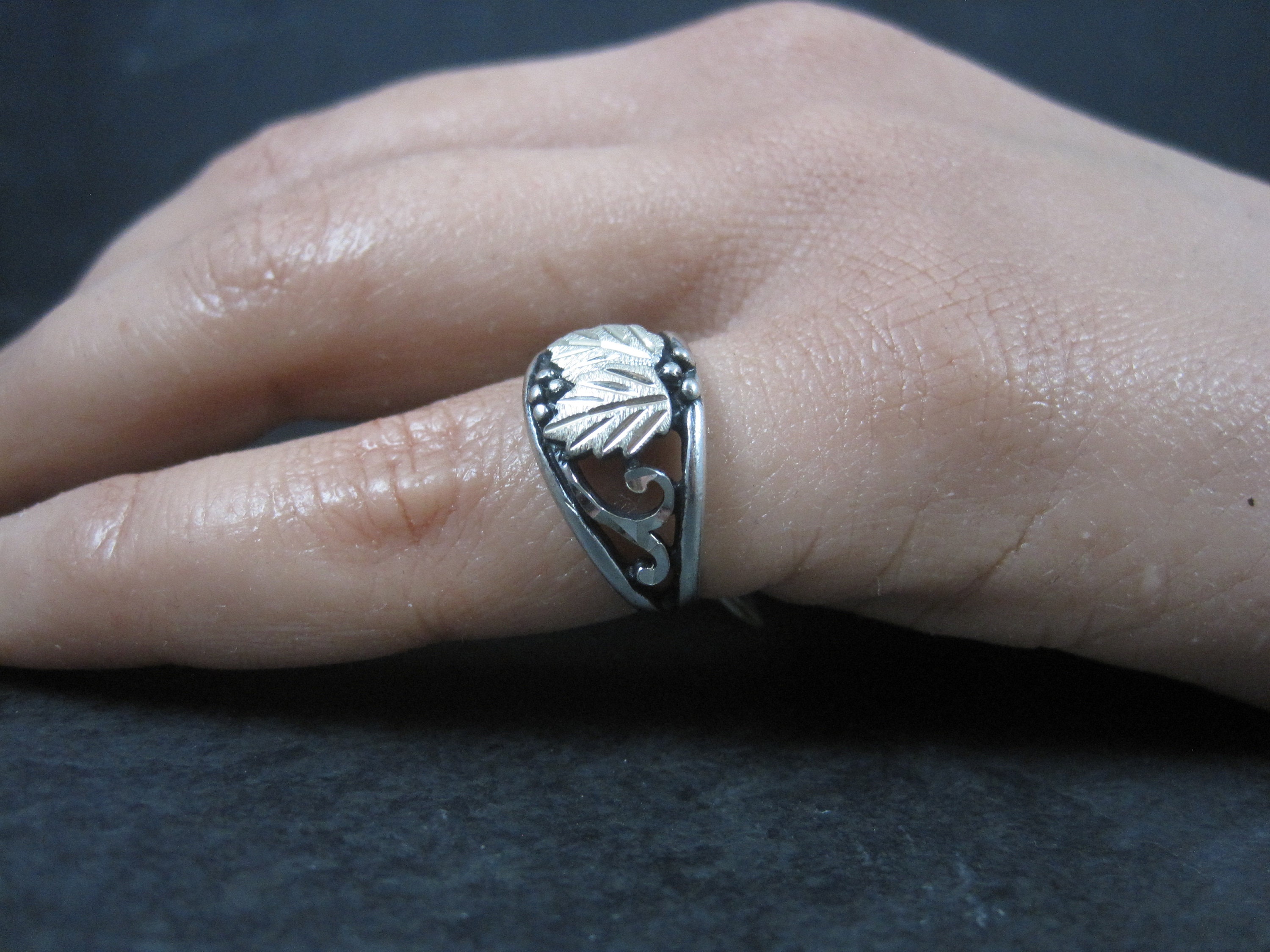 Vintage 90s Black Hills Sterling Silver Leaf Ring Size 4 NOS