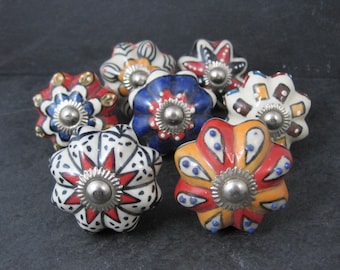 Parti med 7 lådknoppar i keramik