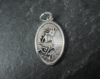 Colgante Kokopelli vintage de plata de ley con superposición del suroeste