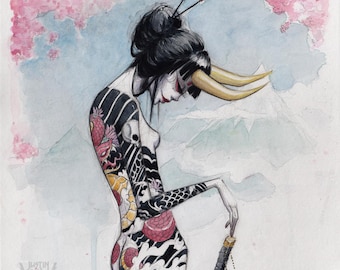 Könnte beinhalten: Ein Aquarellbild einer Frau mit Hörnern und einem traditionellen japanischen Tattoo. Sie hält ein Schwert und steht vor einer Bergkette. Der Hintergrund ist ein hellblauer Himmel mit rosa Wolken.