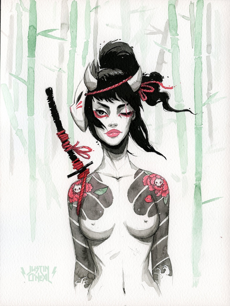 K&ouml;nnte beinhalten: Eine Aquarell-Illustration einer Frau mit schwarzen Haaren und einer wei&szlig;en Maske. Sie tr&auml;gt ein rotes Seil um den Kopf und ein rotes Seil um den Arm gebunden. Sie h&auml;lt ein Schwert und hat ein Sch&auml;del- und Blum Tattoo auf ihrem Arm. Der Hintergrund ist ein gr&uuml;ner Bambuswald.
