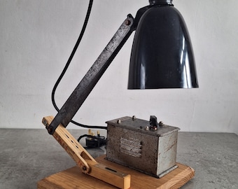 Vintage-inspired Dimmable Desk Lamp: A Timeless Fusion of Oak, Brass, and Nostalgic Treasures