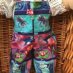 Mono colorido para niña con ranas y una blusa blanca con lunares azules, ideal para tu muñeca Cabbage Patch de 40 cm (16 pulgadas).