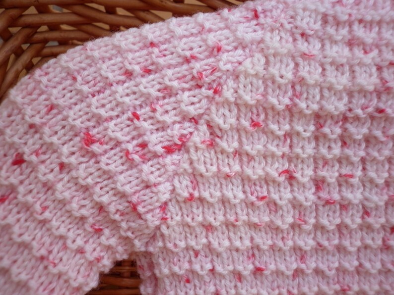 Baby/'s pink flecked cardigan which fits a 16 inch underam or a 0-3 month old.