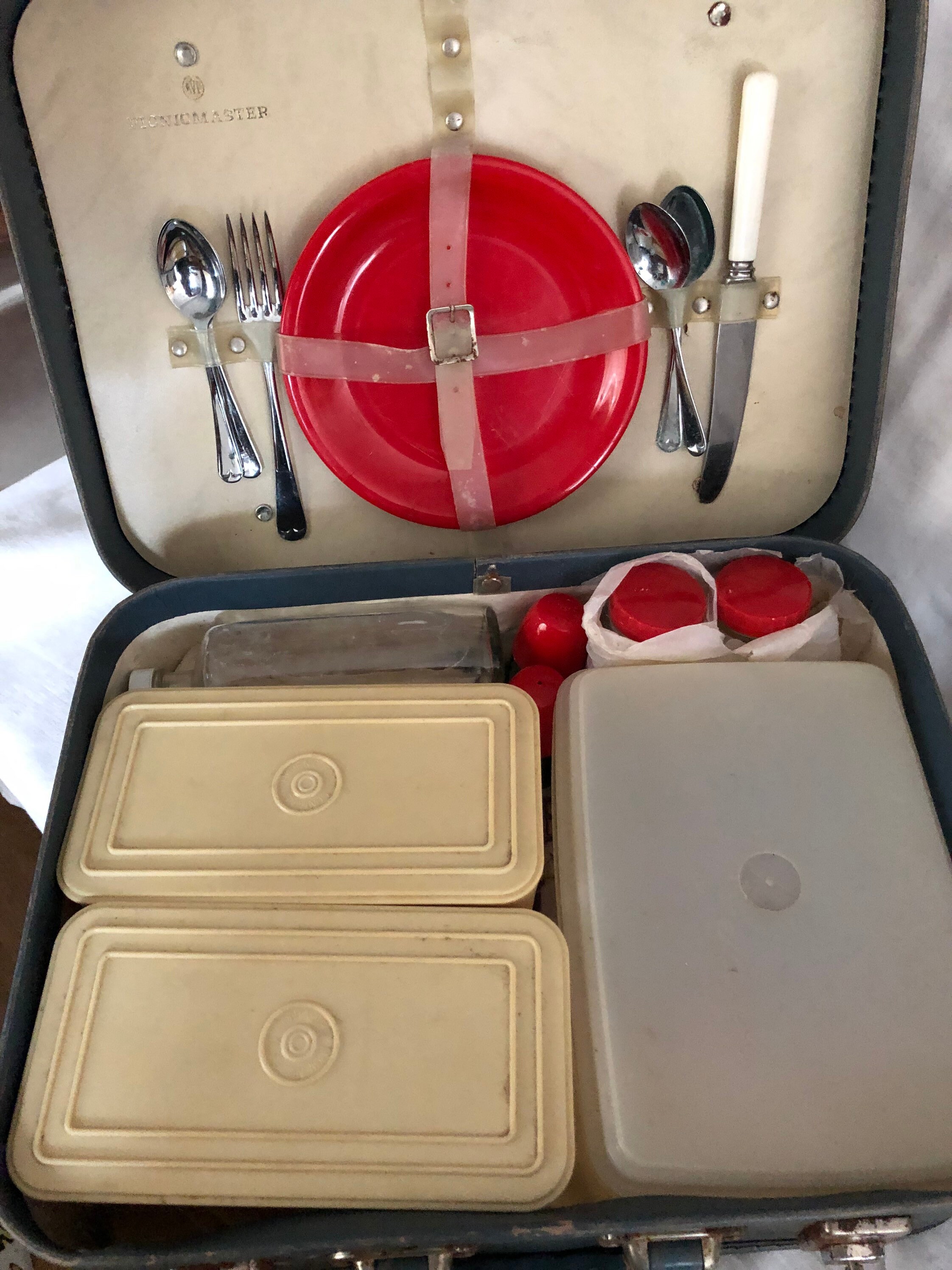 Vintage picnic set old case with keys.From Picnicmaster Etsy