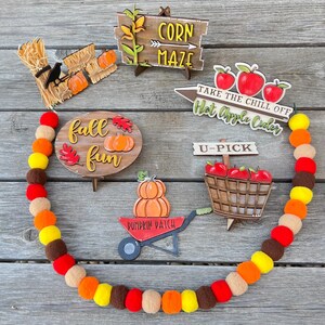 Lot de décorations d'automne pour plateaux à plusieurs niveaux peintes à la main : citrouilles, pommes, maïs