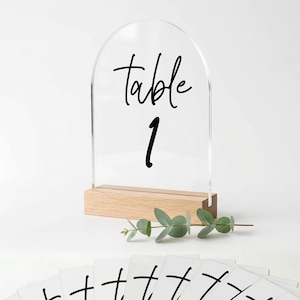 Peut inclure: Ensemble de trois tasses en céramique avec une finition mate et mouchetée. Les tasses sont dans des tons crème, gris clair et gris foncé. Chaque tasse a un design simple et minimaliste, parfait pour le café ou le thé.