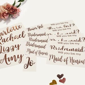 Value Pack van 5 Will You Be My Bridesmaid vinyl stickers voor geschenkdozen, 5 aangepaste namen &5 bruidsrollen ideaal voor champagneglazen