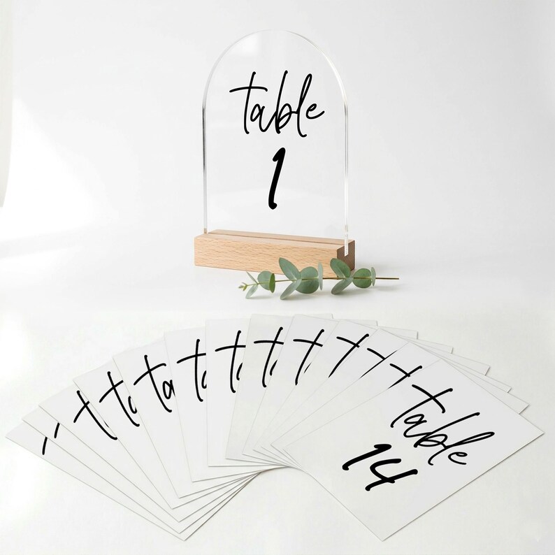 Op de afbeelding: Een set van drie keramische mokken met een gespikkelde, matte afwerking. De mokken zijn in tinten cr&egrave;me, lichtgrijs en donkergrijs. Elke mok heeft een eenvoudig, minimalistisch ontwerp, perfect voor koffie of thee.