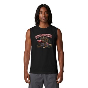 Puede incluir: Camiseta sin mangas negra con una ilustración gráfica de dos figuras y el texto "FRIENDS ARE JUST CORPSES THAT YOU HAVEN'T LOOTED... YET..." en rojo y blanco. La ilustración representa una escena de conflicto.