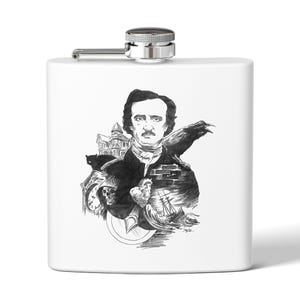 Könnte beinhalten: Weißer rechteckiger Flachmann mit silbernem Verschluss und Scharnier. Der Flachmann zeigt eine Schwarz-Weiß-Illustration von Edgar Allan Poe, einem Raben, einem Spukhaus und einem Schiff auf See.