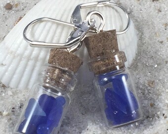 Pendientes con tapa de cristal azul cobalto en un pequeño frasco de vidrio. Hermoso regalo de cumpleaños azul para los amantes del verano.