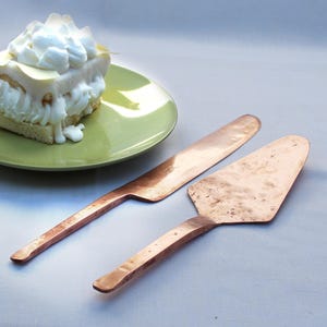 Zestaw do serwowania ciasta Copper Cake Serving Set. Ręcznie wykonany nóż i serwer do ciasta z litej miedzi na wesela, urodziny i uroczystości. Doskonały również do ciast.