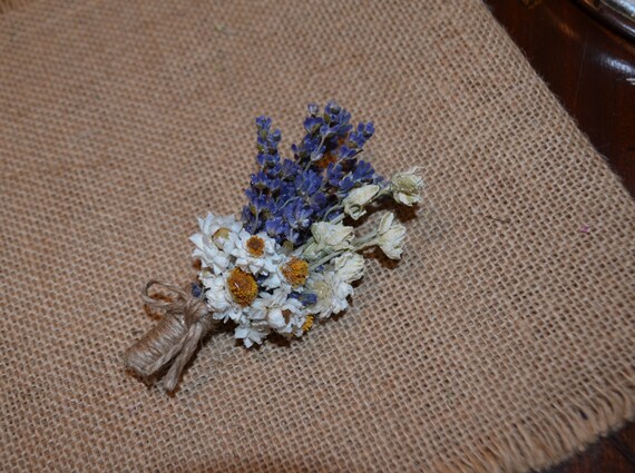 Boutonnière De Mariage Anglais Larkspur Lavande Et Ivoire Des Ammobium Fabriqués Sur Commande
