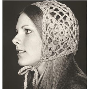 Puede incluir: Imagen sepia de un gorro de ganchillo con un patrón floral. El gorro está atado debajo de la barbilla con una cuerda a juego. La imagen es un primer plano del gorro y de la persona que lo lleva, con el texto "digital pattern shop" visible.