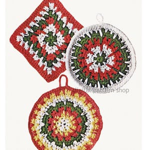 Puede incluir: Tres salvamanteles de ganchillo en rojo, blanco, verde y amarillo. Uno es cuadrado y dos son redondos. Cada uno tiene un lazo para colgar. Los diseños presentan un patrón central en forma de estrella.
