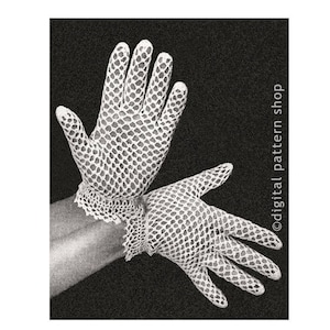 Może przedstawiać: Para białych rękawiczek wykonanych na szydełku z delikatnym wzorem. Rękawiczki są pokazane na czarnym tle. ©digital patternshop