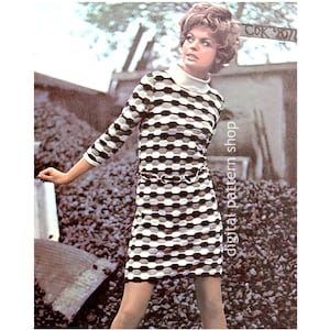 Könnte beinhalten: Ein Vintage-Kleid mit einem geometrischen Muster in Schwarz, Weiß und Grau. Das Kleid hat lange Ärmel und einen weißen Rollkragen. Ein silberner Gürtel betont die Taille. Der Text "digital pattern shop" ist sichtbar.