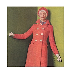 Può includere: Un cappotto rosso lavorato a maglia con chiusura a doppio petto e grandi bottoni argentati. Il cappotto è indossato da una modella con un cappello rosso lavorato a maglia e una sciarpa blu. Lo sfondo è una parete verde.