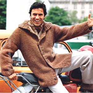 Könnte beinhalten: Ein brauner Strickcardigan mit Schalkragen und Knopfleiste. Der Cardigan wird von einer Person getragen, die auf einem Motorrad sitzt.