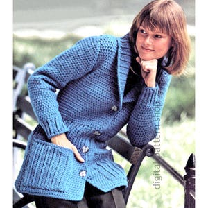 Könnte beinhalten: Eine blaue Häkeljacke mit Kragen, langen Ärmeln und zwei Vordertaschen. Die Jacke hat drei dekorative Knöpfe und ein strukturiertes Stichmuster. Das Bild enthält den Text "digital pattern shop".