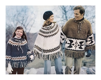 Op de afbeelding: Een gezin van drie personen draagt gebreide ponchos met franjes. De ponchos hebben een geometrisch patroon in bruin, wit en blauw. De vrouw draagt een zwarte baret. De man draagt een bruine broek. Het meisje draagt een bruine broek en witte handschoenen.