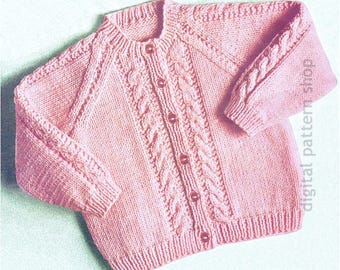 Modello per cardigan da bambina, maglia a trecce con maniche raglan e bottoni sul davanti, taglia da 3 mesi a 5 anni, download PDF K183